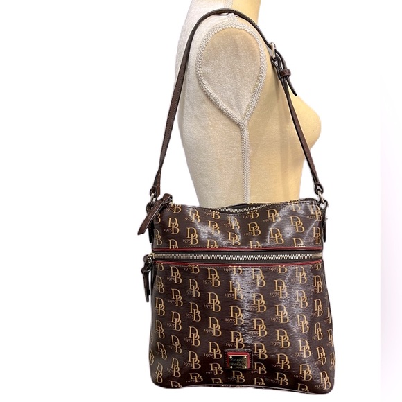 Dooney & Bourke Handbags - EUC Dooney & Bourke Dark Brown Signature Shoulder Bag